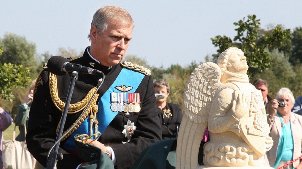 royal family pressures Prince Andrew to settle lawsuit