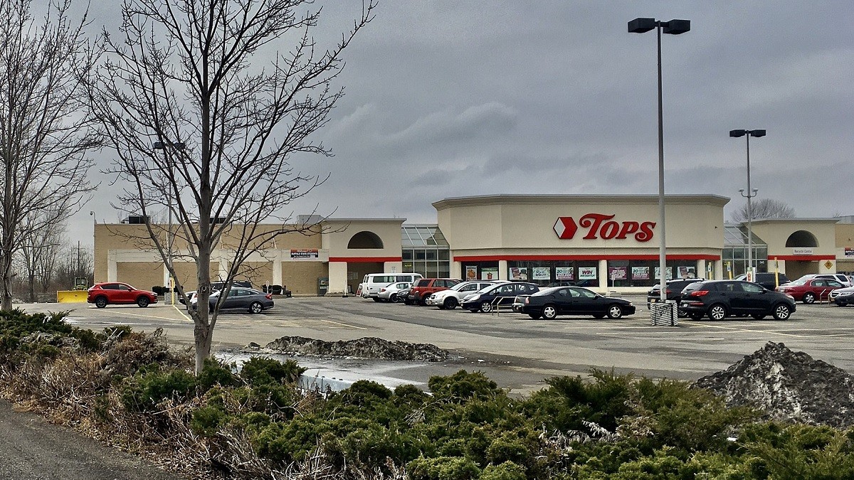 911 dispatcher allegedly hung up on Tops employee